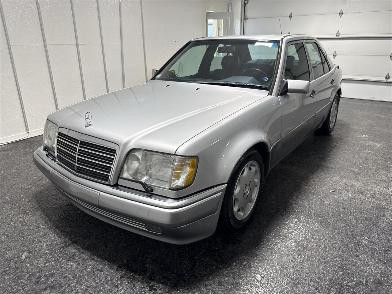 1994 Mercedes-Benz E 500   - Photo 1 - Peoria, IL 61615