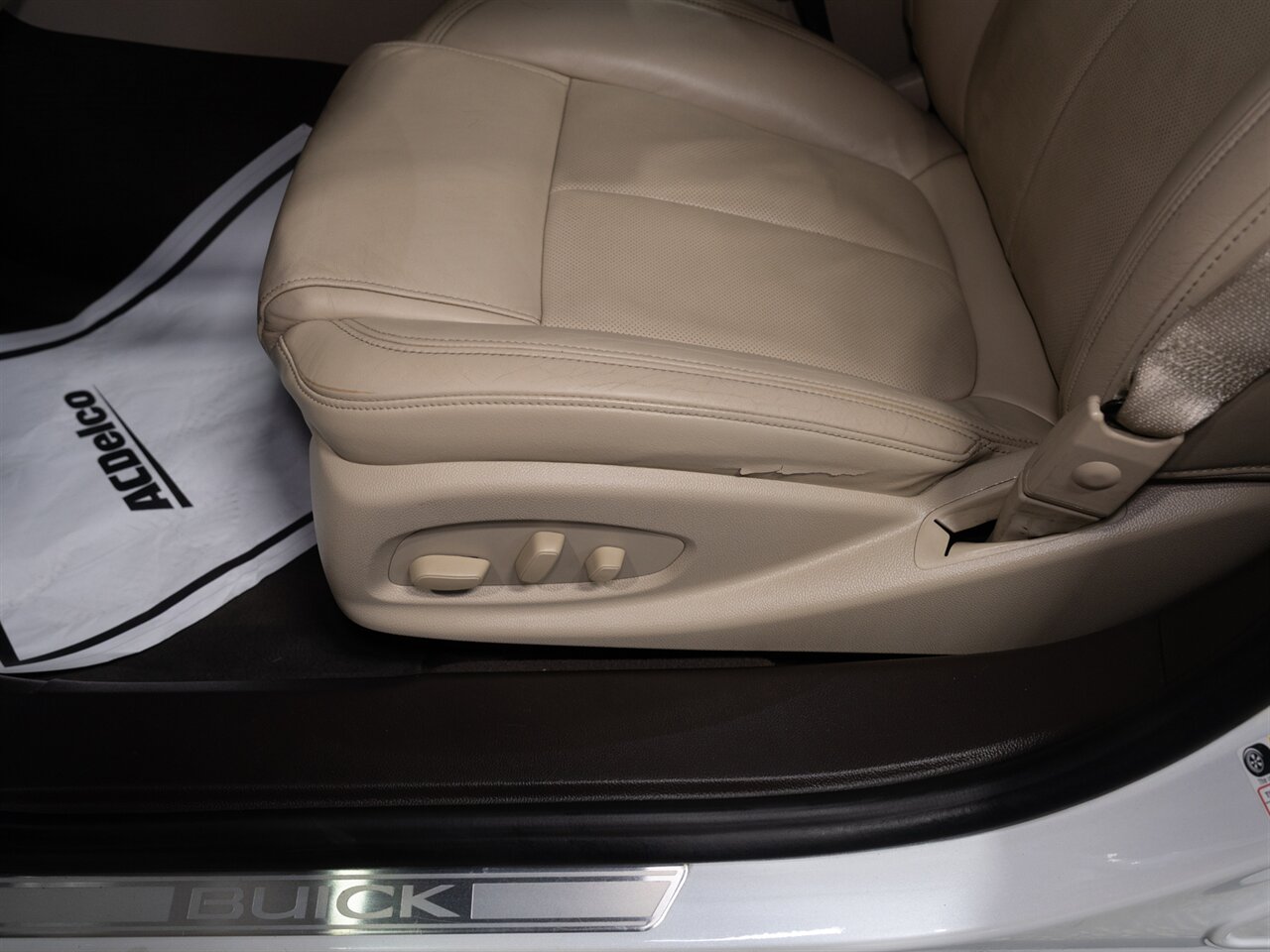 2016 Buick LaCrosse Premium II - Photo 27 - Peoria, IL 61615