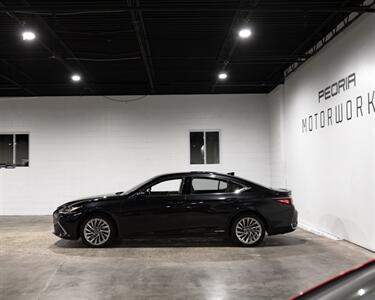 2021 Lexus ES 300h Luxury   - Photo 4 - Peoria, IL 61615