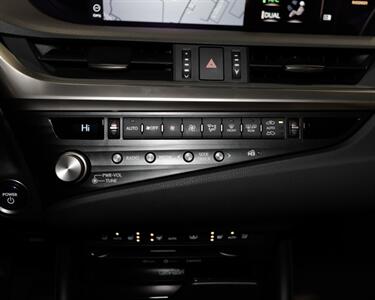 2021 Lexus ES 300h Luxury   - Photo 25 - Peoria, IL 61615