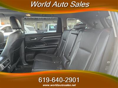 2019 Toyota Highlander Limited   - Photo 8 - San Diego, CA 92105