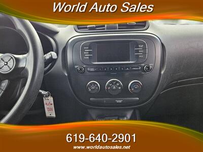 2017 Kia Soul   - Photo 8 - San Diego, CA 92105