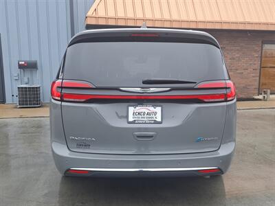 2022 Chrysler Pacifica Hybrid Touring L   - Photo 4 - Goshen, IN 46526