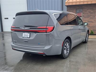 2022 Chrysler Pacifica Hybrid Touring L   - Photo 5 - Goshen, IN 46526