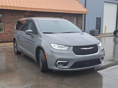 2022 Chrysler Pacifica Hybrid Touring L   - Photo 7 - Goshen, IN 46526