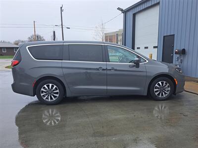 2022 Chrysler Pacifica Hybrid Touring L   - Photo 6 - Goshen, IN 46526