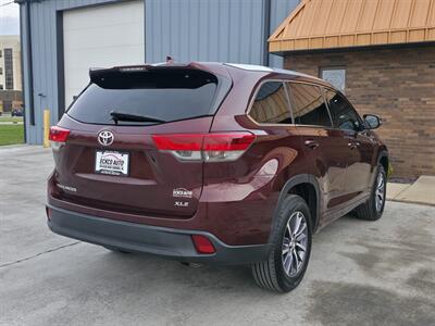 2018 Toyota Highlander XLE   - Photo 6 - Goshen, IN 46526