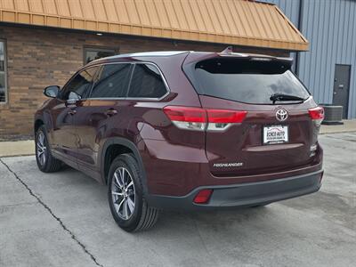 2018 Toyota Highlander XLE   - Photo 4 - Goshen, IN 46526