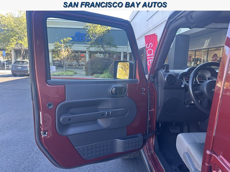 2010 Jeep Wrangler Unlimited Rubicon  4x4 - Photo 27 - San Rafael, CA 94901