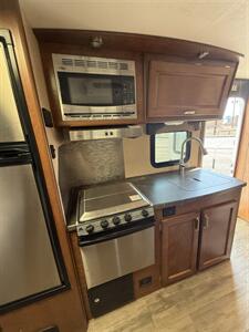 2017 Lance 1685   - Photo 8 - Hatch, NM 87937