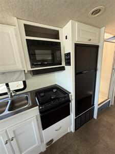 2016 Winnebago VISTA   - Photo 11 - Hatch, NM 87937