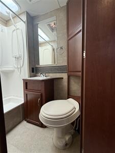 2014 Winnebago ITASCA SPRIT 22R   - Photo 14 - Hatch, NM 87937