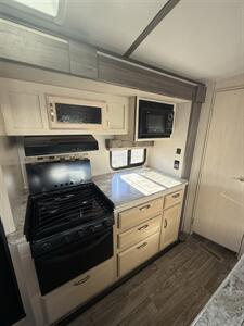 2019 Winnebago Minnie Plus 27RBDS   - Photo 10 - Hatch, NM 87937