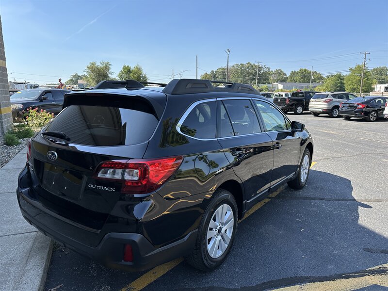 2018 Subaru Outback 2.5i Premium   - Photo 7 - Elkhart, IN 46514