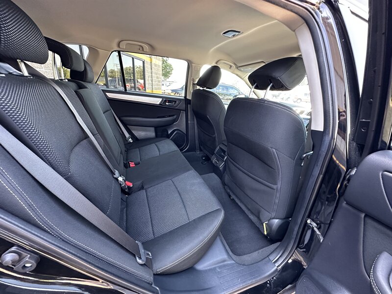 2018 Subaru Outback 2.5i Premium   - Photo 20 - Elkhart, IN 46514