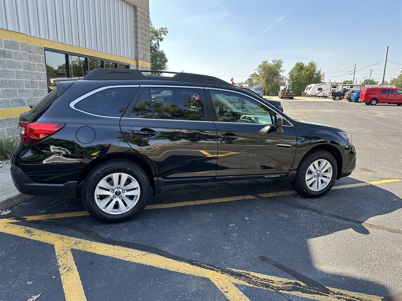 2018 Subaru Outback 2.5i Premium   - Photo 8 - Elkhart, IN 46514