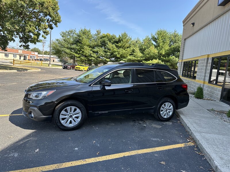 2018 Subaru Outback 2.5i Premium   - Photo 2 - Elkhart, IN 46514