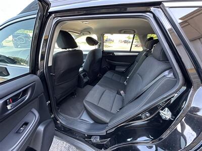 2018 Subaru Outback 2.5i Premium   - Photo 18 - Elkhart, IN 46514