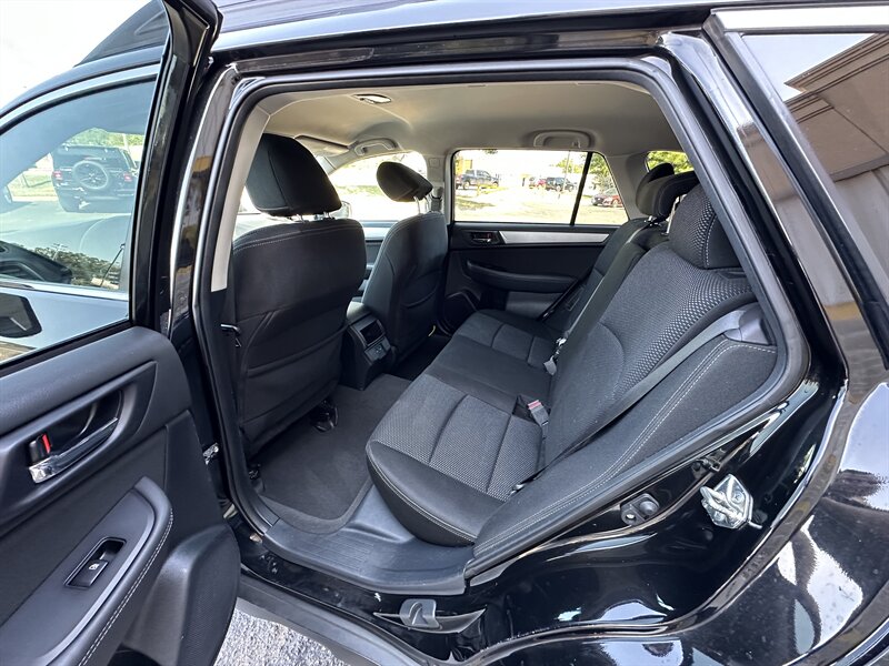 2018 Subaru Outback 2.5i Premium   - Photo 18 - Elkhart, IN 46514