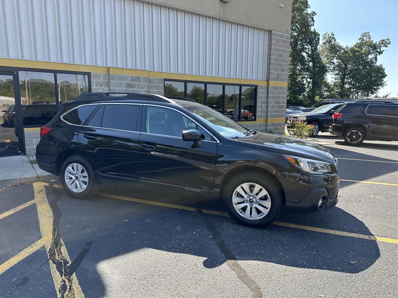2018 Subaru Outback 2.5i Premium   - Photo 9 - Elkhart, IN 46514