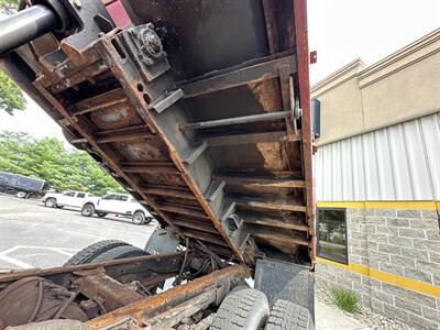 2005 Peterbilt 335 Dump Truck   - Photo 16 - Elkhart, IN 46514