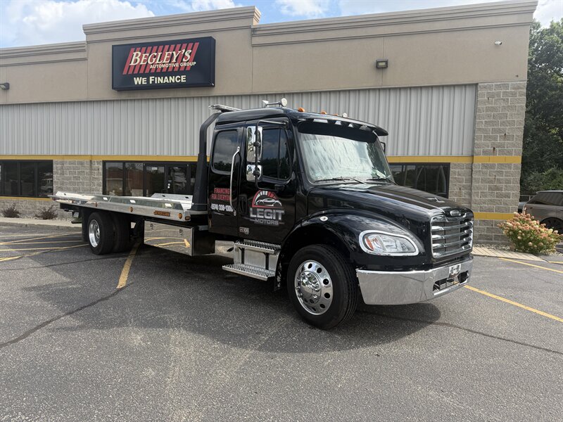 2025 Freightliner M2 106   - Photo 1 - Elkhart, IN 46514