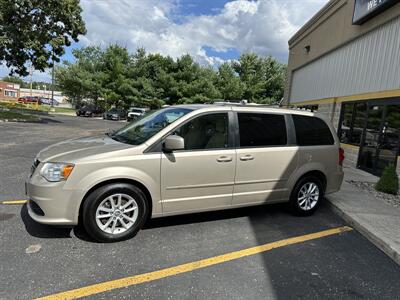 2015 Dodge Grand Caravan SXT   - Photo 2 - Elkhart, IN 46514