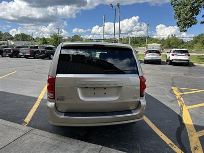 2015 Dodge Grand Caravan SXT   - Photo 6 - Elkhart, IN 46514