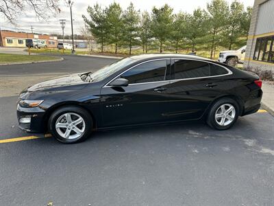 2020 Chevrolet Malibu LS   - Photo 2 - Elkhart, IN 46514