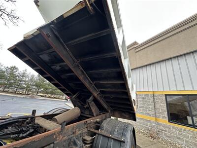 2009 Chevrolet 7500 Dump Truck   - Photo 12 - Elkhart, IN 46514