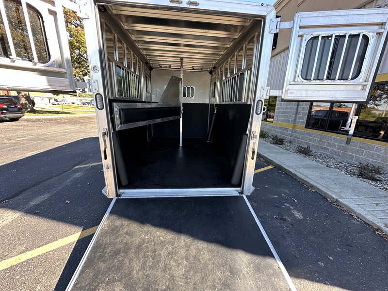 2024 Frontier Ambassador 67 " - Photo 6 - Elkhart, IN 46514