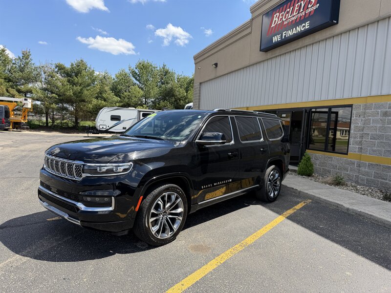 2023 Jeep Grand Wagoneer Series III   - Photo 1 - Elkhart, IN 46514