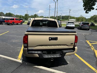2019 Toyota Tacoma SR5 V6   - Photo 8 - Elkhart, IN 46514