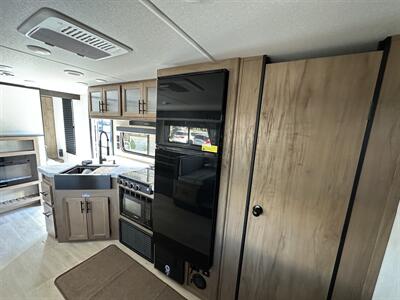 2025 Forest River Cherokee Grey Wolf   - Photo 13 - Elkhart, IN 46514