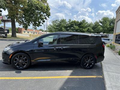 2019 Chrysler Pacifica Touring L Plus   - Photo 3 - Elkhart, IN 46514
