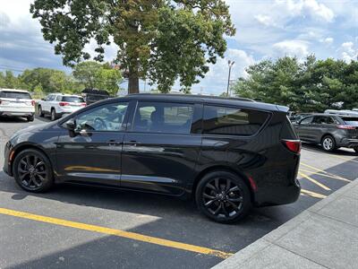 2019 Chrysler Pacifica Touring L Plus   - Photo 4 - Elkhart, IN 46514