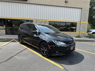 2019 Chrysler Pacifica Touring L Plus   - Photo 12 - Elkhart, IN 46514