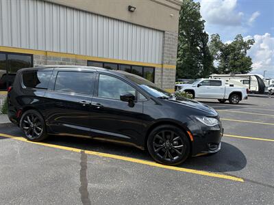 2019 Chrysler Pacifica Touring L Plus   - Photo 11 - Elkhart, IN 46514