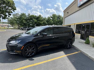 2019 Chrysler Pacifica Touring L Plus   - Photo 2 - Elkhart, IN 46514