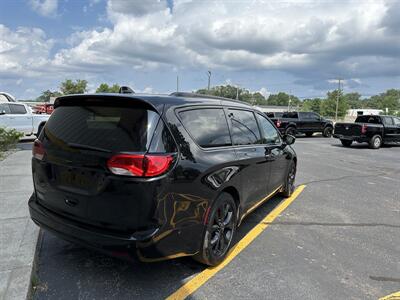 2019 Chrysler Pacifica Touring L Plus   - Photo 8 - Elkhart, IN 46514