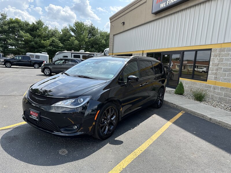 2019 Chrysler Pacifica Touring L Plus - Photo 1 - Elkhart, IN 46514