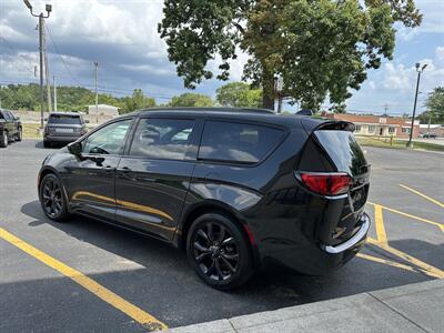 2019 Chrysler Pacifica Touring L Plus   - Photo 5 - Elkhart, IN 46514