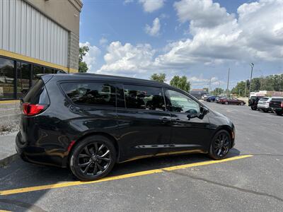2019 Chrysler Pacifica Touring L Plus   - Photo 9 - Elkhart, IN 46514