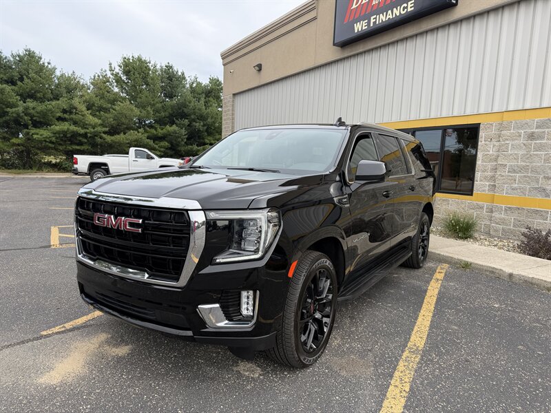 2022 GMC Yukon XL SLE   - Photo 1 - Elkhart, IN 46514