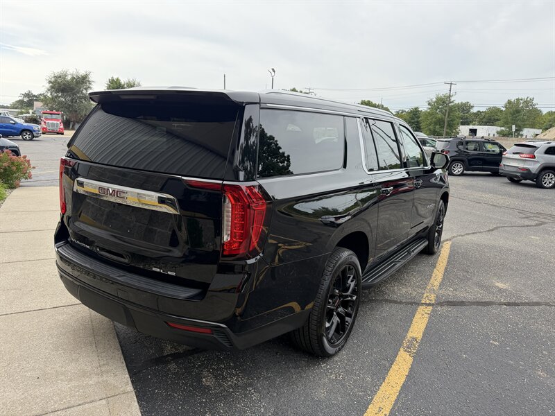 2022 GMC Yukon XL SLE - Photo 8 - Elkhart, IN 46514