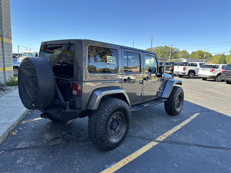 2017 Jeep Wrangler Unlimited Sahara - Photo 7 - Elkhart, IN 46514