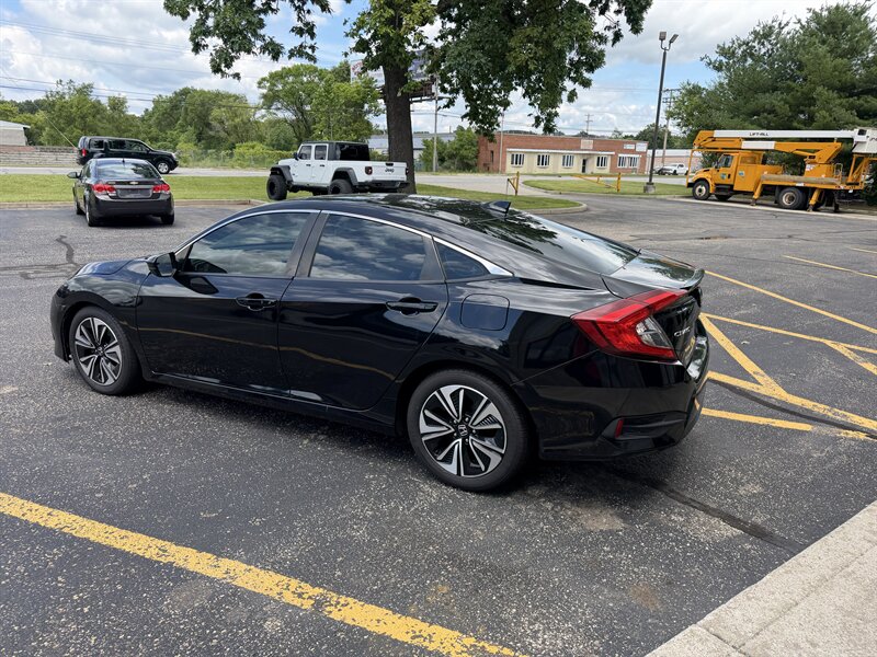 2018 Honda Civic EX-T - Photo 4 - Elkhart, IN 46514