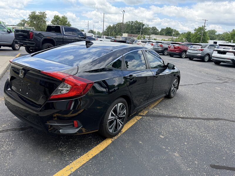 2018 Honda Civic EX-T - Photo 7 - Elkhart, IN 46514