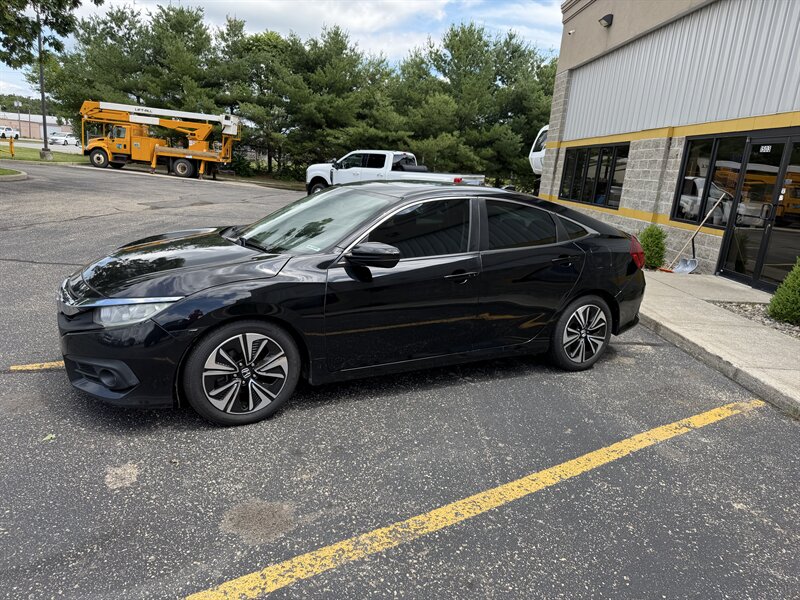 2018 Honda Civic EX-T - Photo 2 - Elkhart, IN 46514