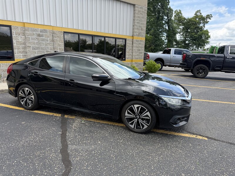 2018 Honda Civic EX-T - Photo 9 - Elkhart, IN 46514